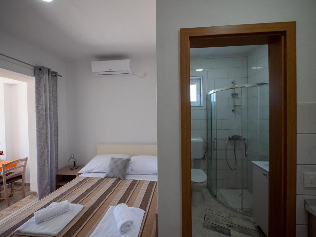 Apartments Tri Mora Ražanac Extérieur photo