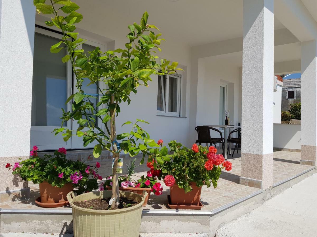 Apartments Tri Mora Ražanac Extérieur photo